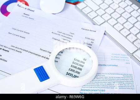 Portrait de feuille de compte, loupe, clavier et souris. Banque D'Images