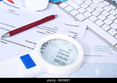 Portrait de feuille de compte,stylo, loupe, clavier et souris. Banque D'Images