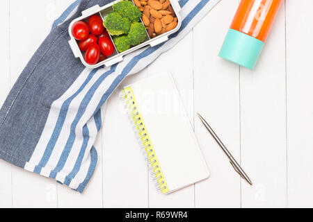 Alimentation saine. Le déjeuner fort sur la table Banque D'Images