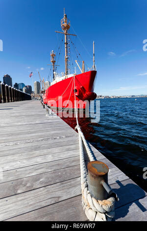 Large angle de vue avant du bateau lège WLV-612 (Nantucket Lightship) amarré dans le port de Boston Banque D'Images