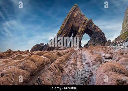 L'impressionnant Blackchurch rock, un grand arc à l'Mouthmill pile affichage Chevron à grande échelle les plis des couches de grès et de schiste a connu Banque D'Images