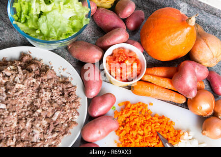 Préparation de hachis parmentier, cuisine Française Banque D'Images