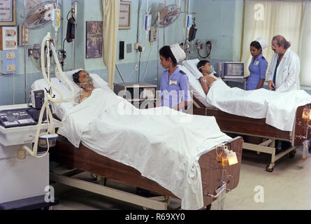 Hôpital indien, patients en USI, Inde, Asie Banque D'Images