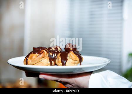 Vanille chocolat pâtisserie crème bouffées de près. Banque D'Images