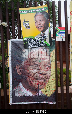 Des affiches montrant l'ancien Président Nelson Mandela à l'extérieur de son ancien domicile dans la rue Vilakazi, Soweto, le vendredi 6 décembre 2013. Le vétéran est décédé jeudi soir, le 5 décembre 2013. PHOTO : EVA-LOTTA JANSSON Banque D'Images