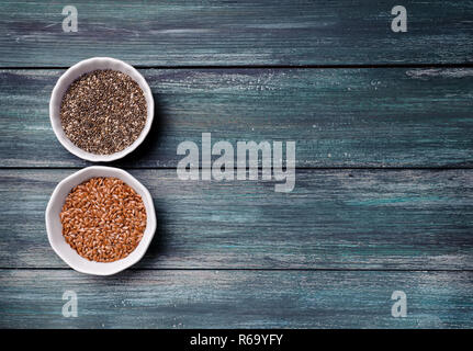 Les graines de Chia et flex. Supplément naturel organique .d'acides gras oméga-3.Les deux chia et les graines de lin sont riches en une variété de nutriments.Télévision lay.Top v Banque D'Images