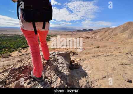 Trekking dans les montagnes dans les environs de l'oasis de Garmeh, sur le Dasht-e Kavir déserts près du Khur ville. Banque D'Images