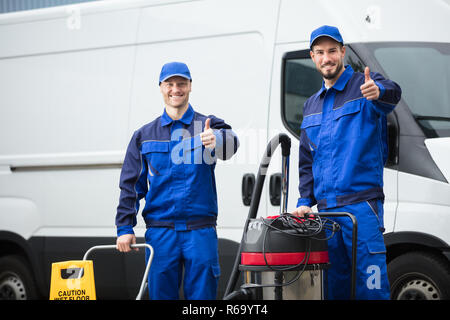 Portrait de deux hommes heureux Concierges Banque D'Images