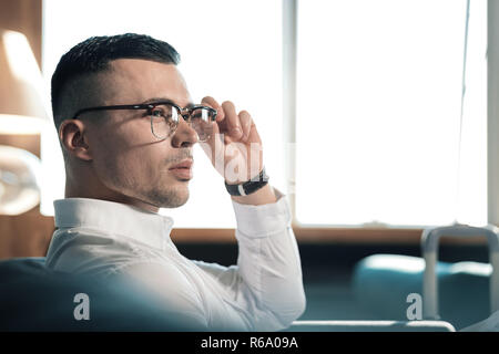 Close up of handsome young man wearing glasses sentiment concernés Banque D'Images