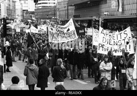 Le 28 janvier 1978, 8000 personnes effectuant un service communautaire comme une alternative au service militaire démontrer à Dortmund contre un durcissement de l'examen pour les objecteurs de conscience. Dans le monde d'utilisation | Banque D'Images