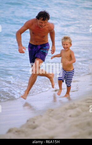 Portrait, laeuft Strandszene, Vater mit seinem Sohn, 4 Jahre alt, am Strand entlang Banque D'Images