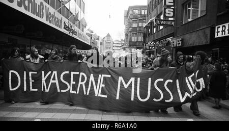 Le 28 janvier 1978, 8000 personnes effectuant un service communautaire comme une alternative au service militaire démontrer à Dortmund contre un durcissement de l'examen pour les objecteurs de conscience. Dans le monde d'utilisation | Banque D'Images