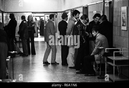 Au chômage à l'office de l'emploi à Gelsenkirchen le 18 novembre 1974. Dans le monde d'utilisation | Banque D'Images