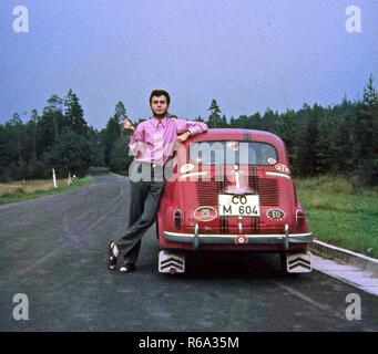 Jeune homme avec Fiat 770 en 1969 Banque D'Images