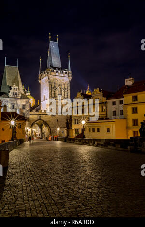 Longue exposition photo de nuit avec de belles lampes de la rue du Pont Charles, Prague vers la tour du pont de la vieille ville sur la rive ouest de la rivière Vltava Banque D'Images