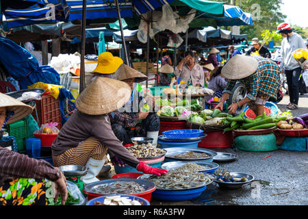 Vendeur de rue à Hue, Vietnam marché de poissons traditionnels qui vendent du poisson frais sur le trottoir. Banque D'Images