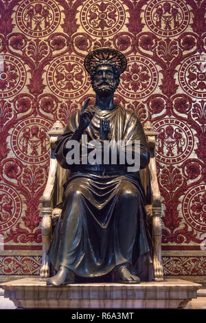 La statue de bronze au basilique Saint-Pierre, Vatican, Rome, Italie Banque D'Images