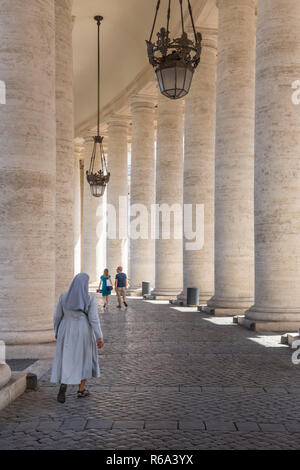 La colonnade de la Place Saint Pierre, Vatican, Rome, Italie Banque D'Images