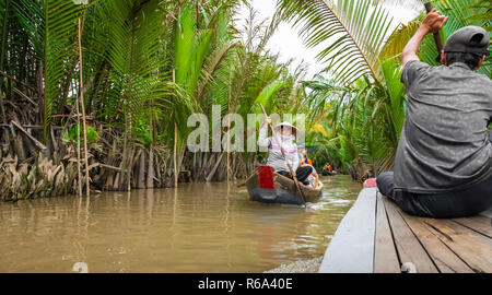 MY Tho, Vietnam - 24 NOVEMBRE 2018 : Delta du Mékong croisière dans la jungle avec artisan pêcheur non identifiés et des barques sur les inondations boueuses lotus fi Banque D'Images