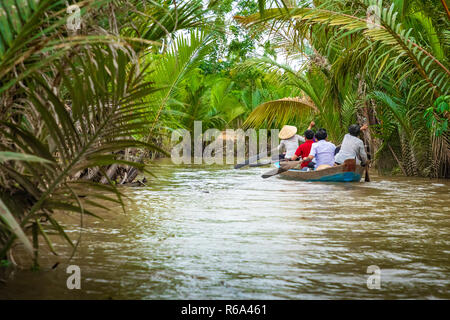 MY Tho, Vietnam - 24 NOVEMBRE 2018 : Delta du Mékong croisière dans la jungle avec artisan pêcheur non identifiés et des barques sur les inondations boueuses lotus fi Banque D'Images