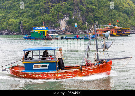 Village de pêcheurs flottant et des bateaux de pêche dans l'île de Cat Ba, au Vietnam, en Asie du sud-est. UNESCO World Heritage Site. Banque D'Images