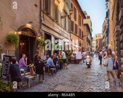 Scène de rue Trastevere, Rome, Italie Banque D'Images