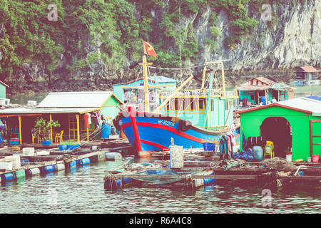 Village de pêcheurs flottant et des bateaux de pêche dans l'île de Cat Ba, au Vietnam, en Asie du sud-est. UNESCO World Heritage Site. Banque D'Images