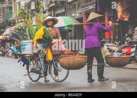 HAI PHONG, VIETNAM - Novembre 12, 2018 Les femmes : vente de fleurs au petit matin dans un petit marché, Hai Phong, Vietnam. Banque D'Images