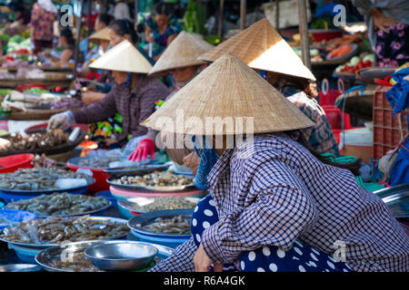 Ventes sur le marché local au Vietnam. Marché traditionnel à Hue, Vientam. Banque D'Images