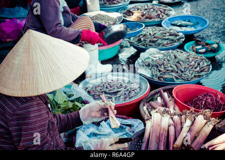 Ventes sur le marché local au Vietnam. Marché traditionnel à Hue, Vientam. Banque D'Images