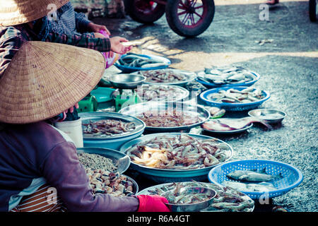 Ventes sur le marché local au Vietnam. Marché traditionnel à Hue, Vientam. Banque D'Images