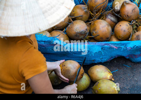 Ventes sur le marché local au Vietnam. Marché traditionnel à Hue, Vientam. Banque D'Images