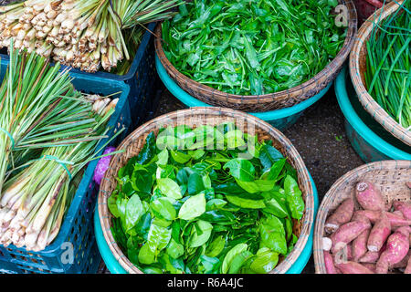 Ventes sur le marché local au Vietnam. Marché traditionnel à Hue, Vientam. Banque D'Images