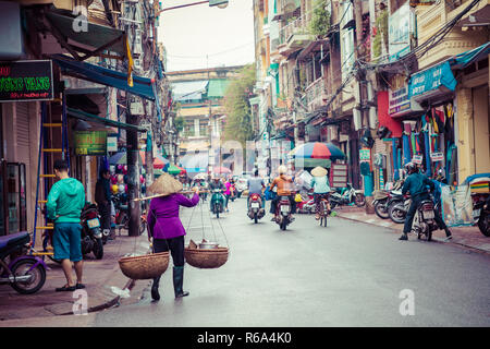 HAI PHONG, VIETNAM - Novembre 12, 2018 Nos gens au matin occupé street à Hai Phong, Vietnam. Banque D'Images