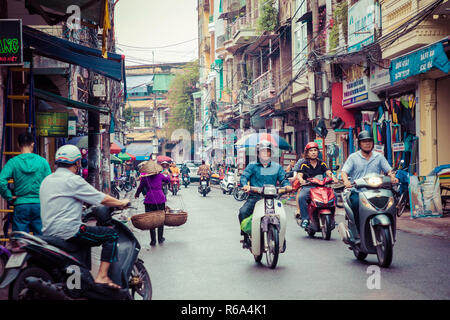 HAI PHONG, VIETNAM - Novembre 12, 2018 Nos gens au matin occupé street à Hai Phong, Vietnam. Banque D'Images