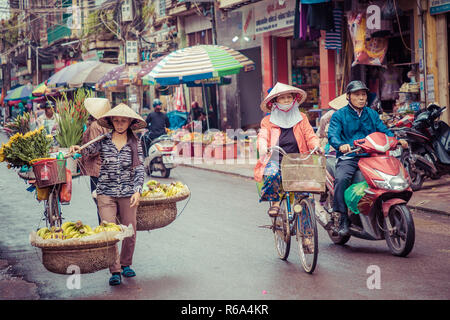 HAI PHONG, VIETNAM - Novembre 12, 2018 Nos gens au matin occupé street à Hai Phong, Vietnam. Banque D'Images