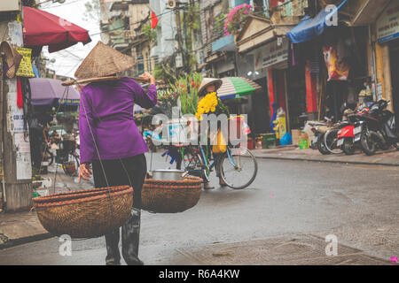 HAI PHONG, VIETNAM - Novembre 12, 2018 Nos gens au matin occupé street à Hai Phong, Vietnam. Banque D'Images