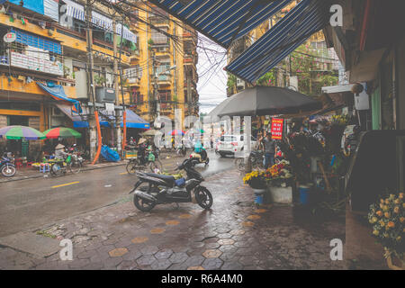 HAI PHONG, VIETNAM - Novembre 12, 2018 Nos gens au matin occupé street à Hai Phong, Vietnam. Banque D'Images