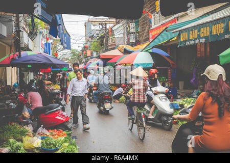 HAI PHONG, VIETNAM - Novembre 12, 2018 Nos gens au matin occupé street à Hai Phong, Vietnam. Banque D'Images