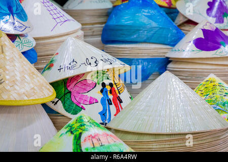 Bambou traditionnels chapeaux confectionnés sur Hue, marché local. À partir de souvenirs du Vietnam. Banque D'Images