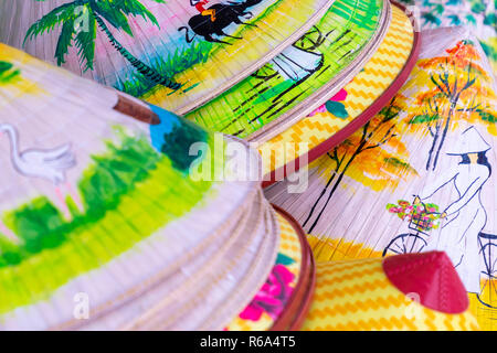 Souvenirs traditionnels du Vietnam sont vendus en boutique à la vieille ville d'Hanoi ( Pho Hanoi, Vietnam) Co Banque D'Images