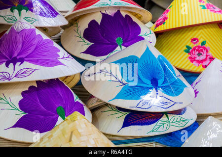 Bambou traditionnels chapeaux confectionnés sur Hue, marché local. À partir de souvenirs du Vietnam. Banque D'Images