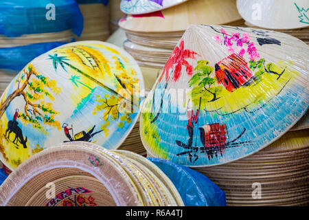 Bambou traditionnels chapeaux confectionnés sur Hue, marché local. À partir de souvenirs du Vietnam. Banque D'Images