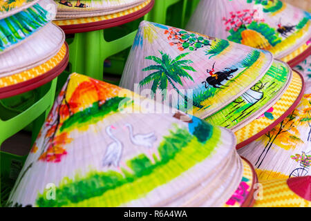 Souvenirs traditionnels du Vietnam sont vendus en boutique à la vieille ville d'Hanoi ( Pho Hanoi, Vietnam) Co Banque D'Images