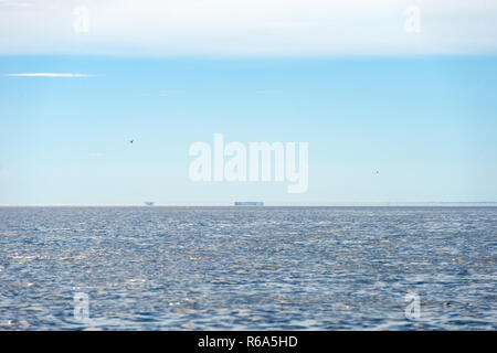 Mirage à l'horizon à la surface de la mer Blanche, les îles Solovetsky, Moscow, Russie Banque D'Images