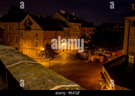 L'exposition longue nuit photo avec de beaux bâtiments, des petits carrés et des candélabres du Pont Charles, Prague Banque D'Images