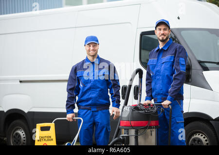 Portrait de deux hommes heureux Concierges Banque D'Images