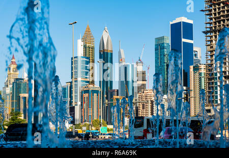 Dubaï, Émirats arabes unis - 30 novembre 2018 : Dubaï gratte-ciel du centre de jour de la municipalité de la ville à pied place de loisirs Banque D'Images