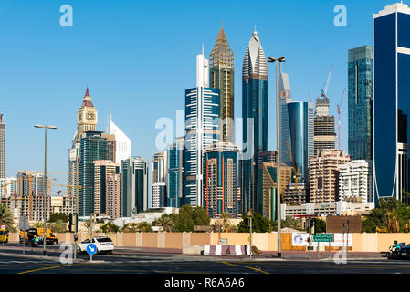 Dubaï, Émirats arabes unis - 30 novembre 2018 : Dubaï gratte-ciel du centre de jour de la municipalité de la ville à pied place de loisirs Banque D'Images