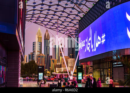 Dubaï, Émirats arabes unis - 30 novembre 2018 : La ville de Dubaï à pied de nuit, voyages et loisirs lieu d'exposition à Dubaï au centre-ville avec ses nombreux cafés et restaurants Banque D'Images